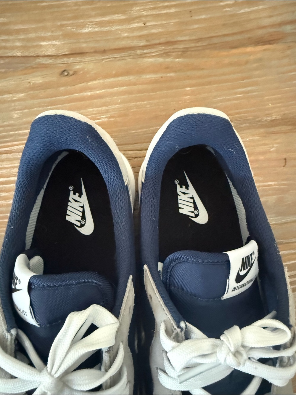 Nike Men’s Navy and Grey “retro runner” Casual Sneakers - Picture 5 of 8
